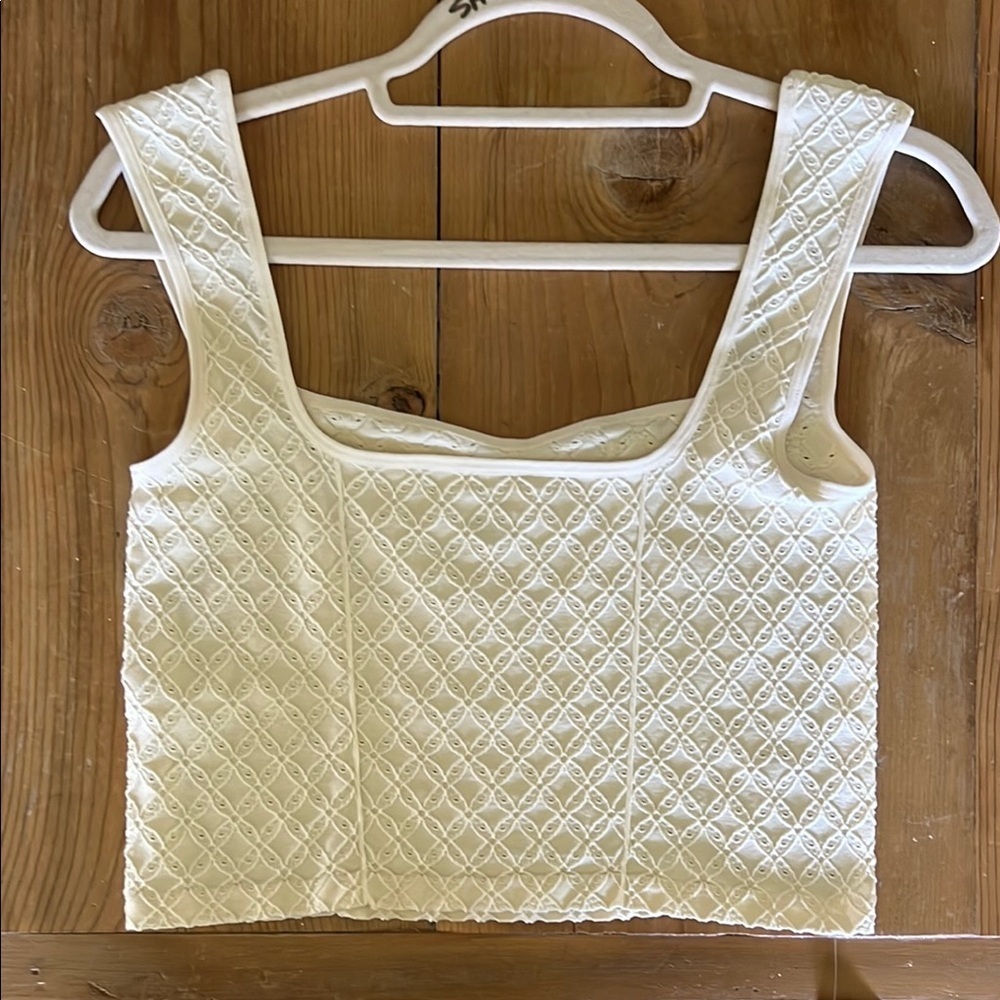 Elegant Cream Sleeveless Top - Picture 3 of 3